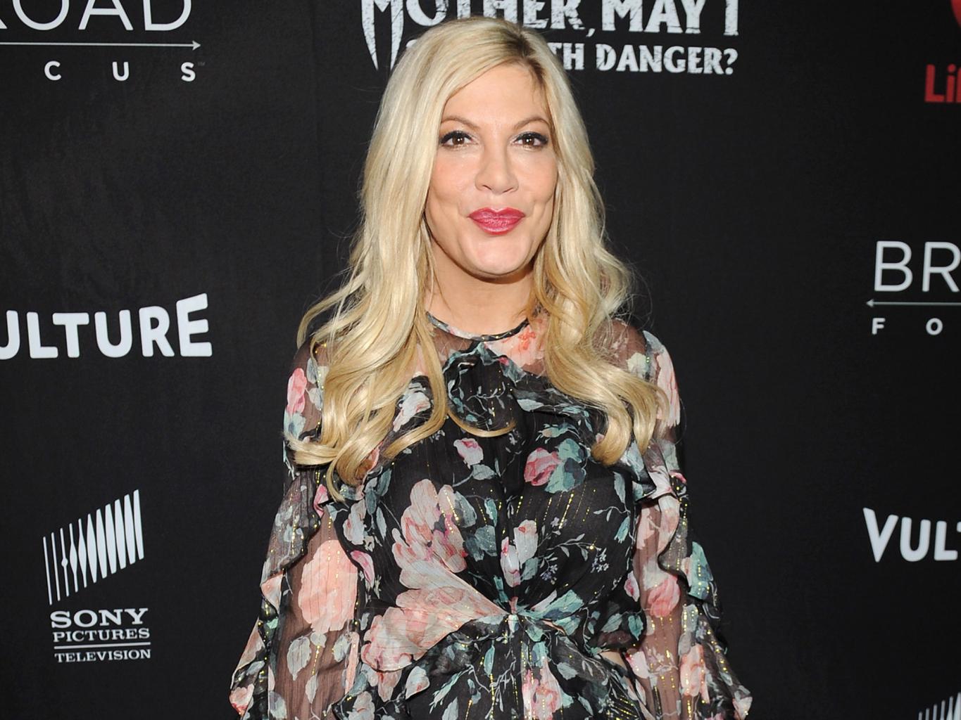 Tori Spelling Reunited â€” and Talked â€˜Finger Thumbsâ€™! â€” with ...